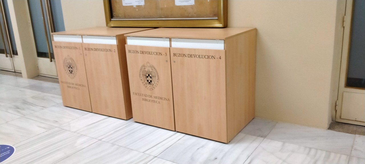 Boîte aux lettres en bois avec deux ouvertures (à l’intérieur)